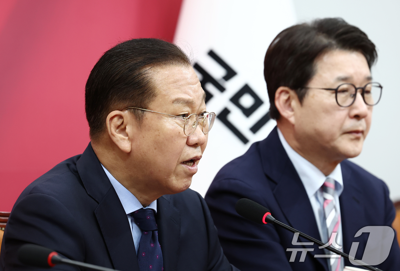 (서울=뉴스1) 김민지 기자 = 권영세 국민의힘 비상대책위원장이 1일 서울 여의도 국회에서 이재명 더불어민주당 대통령 후보 선거법 위반 대법원 파기환송 판결 관련 기자회견을 하고 …