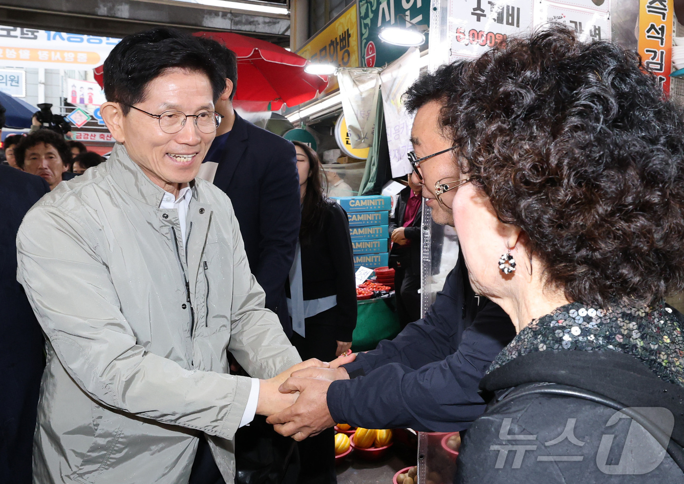 (대전=뉴스1) 김기태 기자 = 김문수 국민의힘 대선 경선 후보가 1일 대전 중앙시장을 찾아 상인과 포즈를 취하고 있다. 2025.5.1/뉴스1