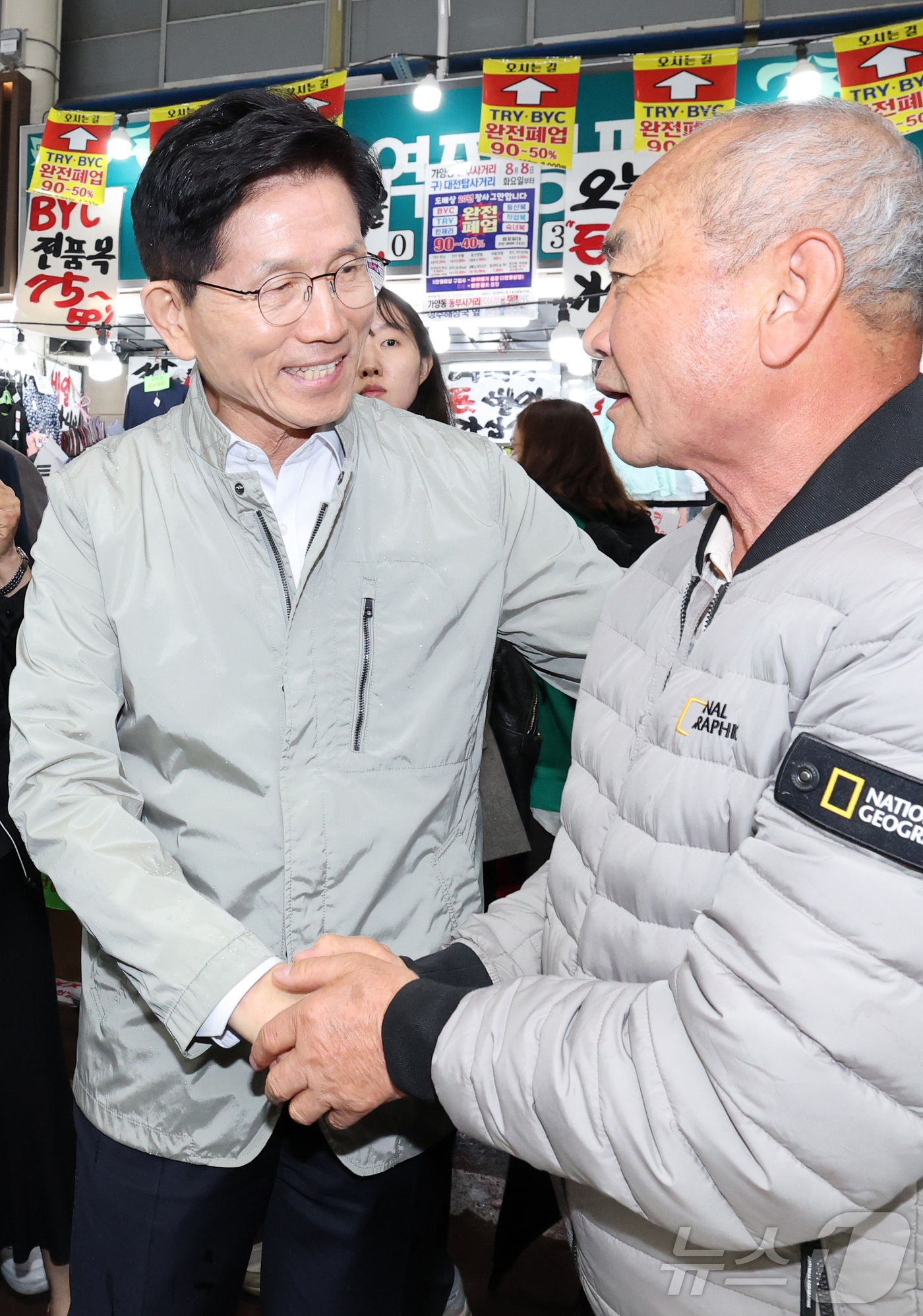 (대전=뉴스1) 김기태 기자 = 김문수 국민의힘 대선 경선 후보가 1일 대전 중앙시장을 찾아 시민들과 인사하고 있다. 2025.5.1/뉴스1