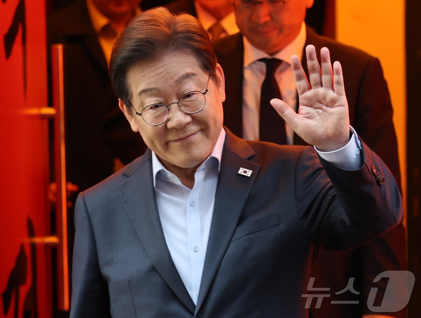 (서울=뉴스1) 이재명 기자 = 이재명 더불어민주당 대통령 후보가 1일 서울 종로구의 한 포차 식당에서 '당신의 하루를 만드는, 보이지 않는 영웅들'이란 주제로 열린 배달 라이더, …