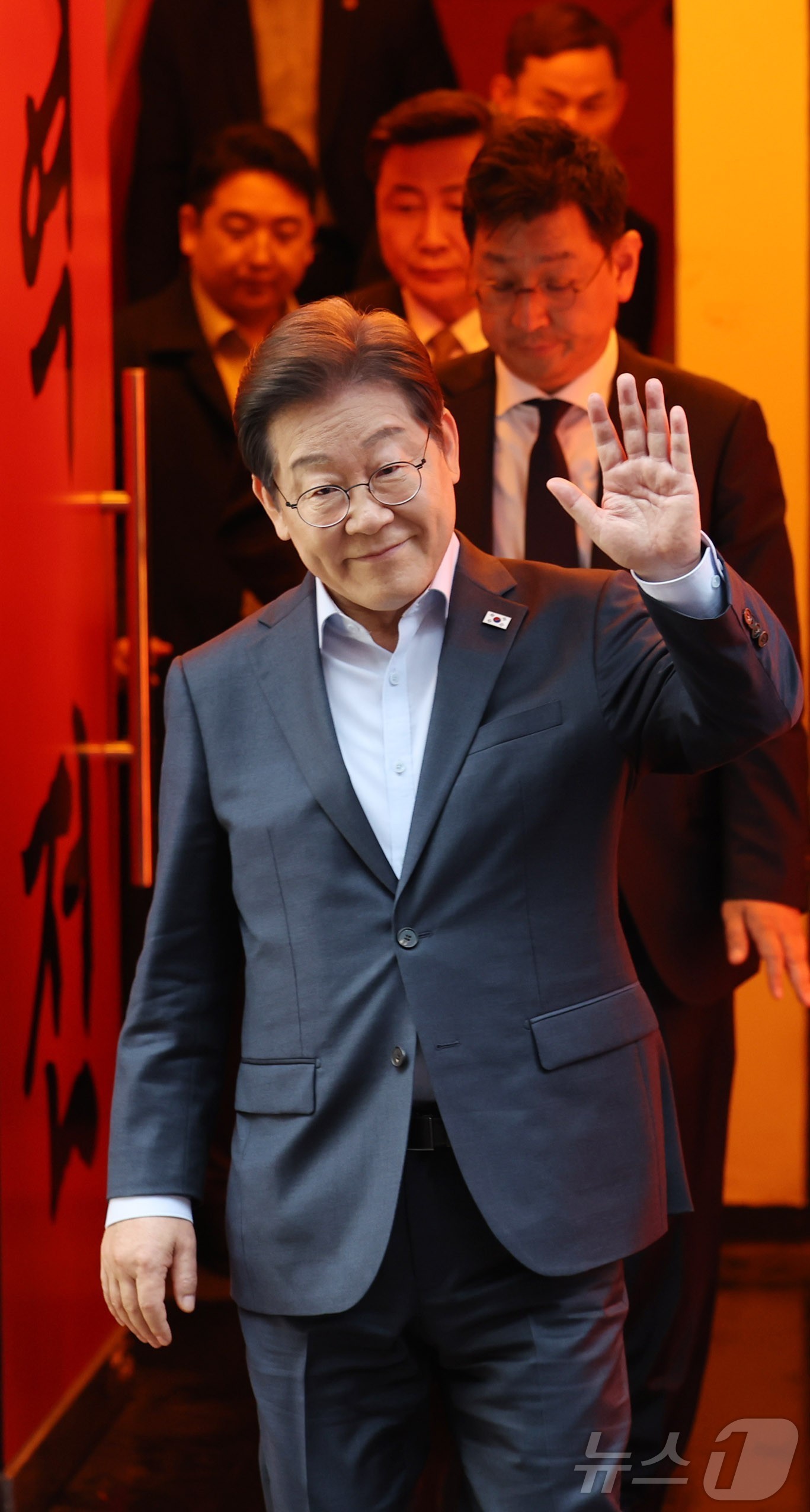 (서울=뉴스1) 이재명 기자 = 이재명 더불어민주당 대통령 후보가 1일 서울 종로구의 한 포차 식당에서 '당신의 하루를 만드는, 보이지 않는 영웅들'이란 주제로 열린 배달 라이더, …