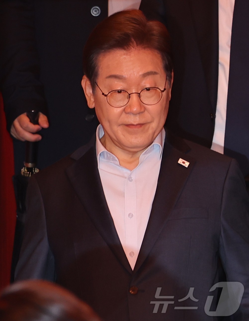 (서울=뉴스1) 이재명 기자 = 이재명 더불어민주당 대통령 후보가 1일 서울 종로구의 한 포차 식당에서 '당신의 하루를 만드는, 보이지 않는 영웅들'이란 주제로 열린 배달 라이더, …