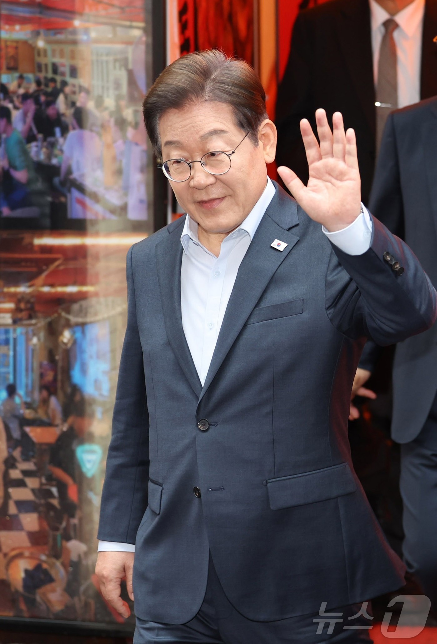 (서울=뉴스1) 이재명 기자 = 이재명 더불어민주당 대통령 후보가 1일 서울 종로구의 한 포차 식당에서 '당신의 하루를 만드는, 보이지 않는 영웅들'이란 주제로 열린 배달 라이더, …