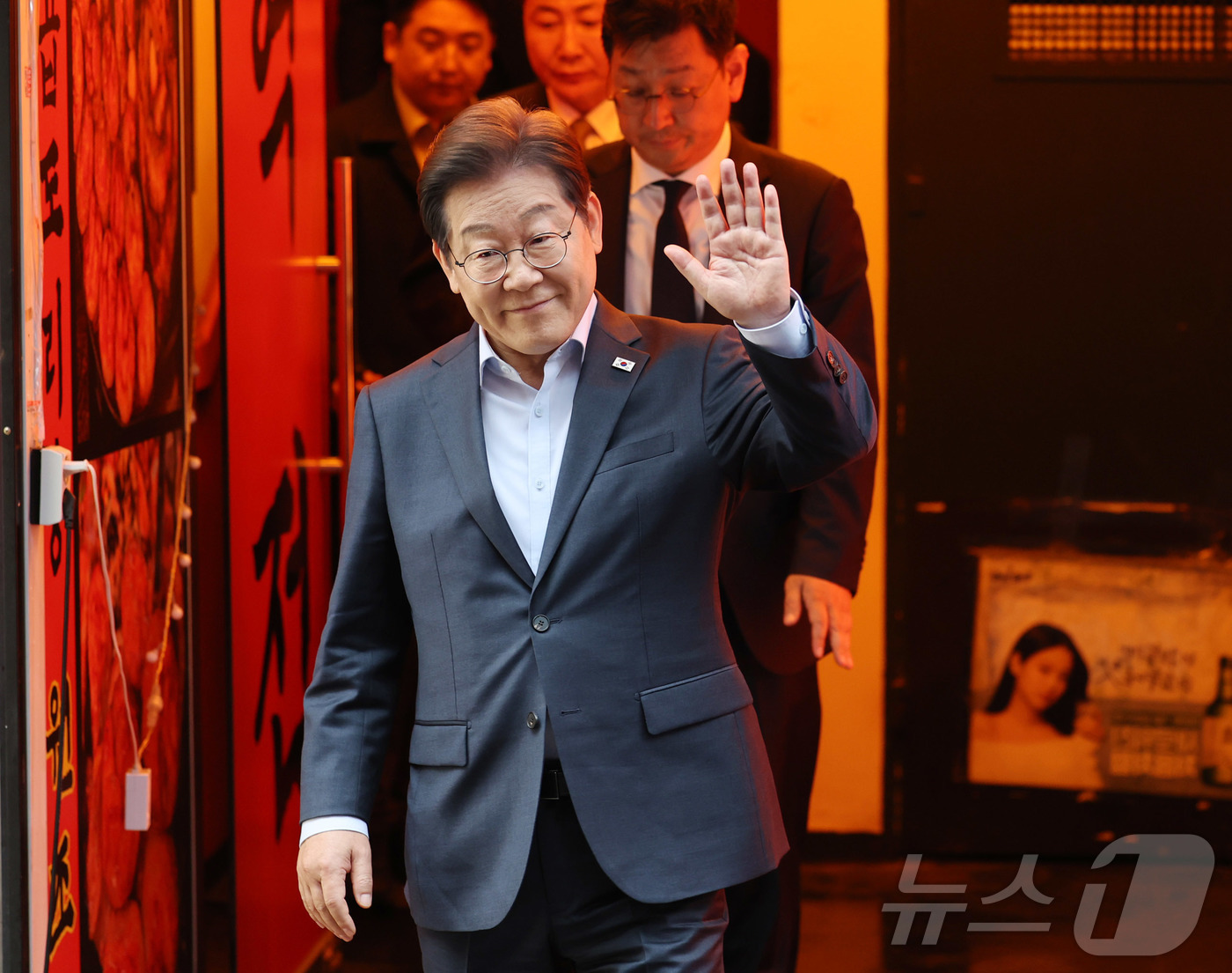 (서울=뉴스1) 이재명 기자 = 이재명 더불어민주당 대통령 후보가 1일 서울 종로구의 한 포차 식당에서 '당신의 하루를 만드는, 보이지 않는 영웅들'이란 주제로 열린 배달 라이더, …