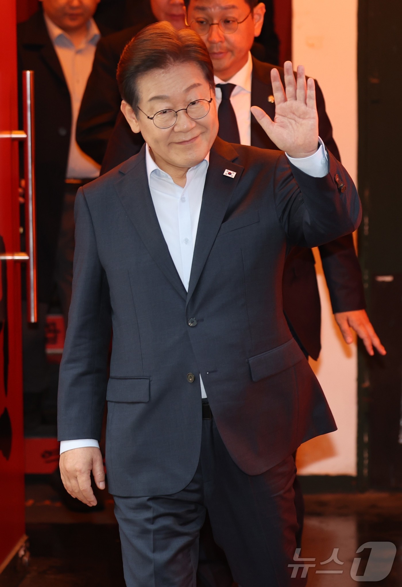 (서울=뉴스1) 이재명 기자 = 이재명 더불어민주당 대통령 후보가 1일 서울 종로구의 한 포차 식당에서 '당신의 하루를 만드는, 보이지 않는 영웅들'이란 주제로 열린 배달 라이더, …