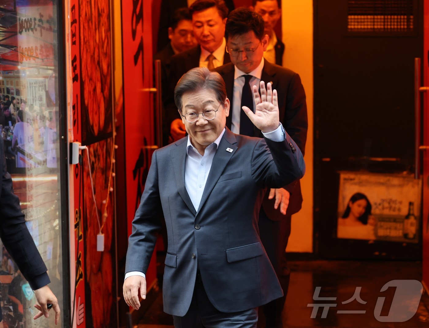 (서울=뉴스1) 이재명 기자 = 이재명 더불어민주당 대통령 후보가 1일 서울 종로구의 한 포차 식당에서 '당신의 하루를 만드는, 보이지 않는 영웅들'이란 주제로 열린 배달 라이더, …