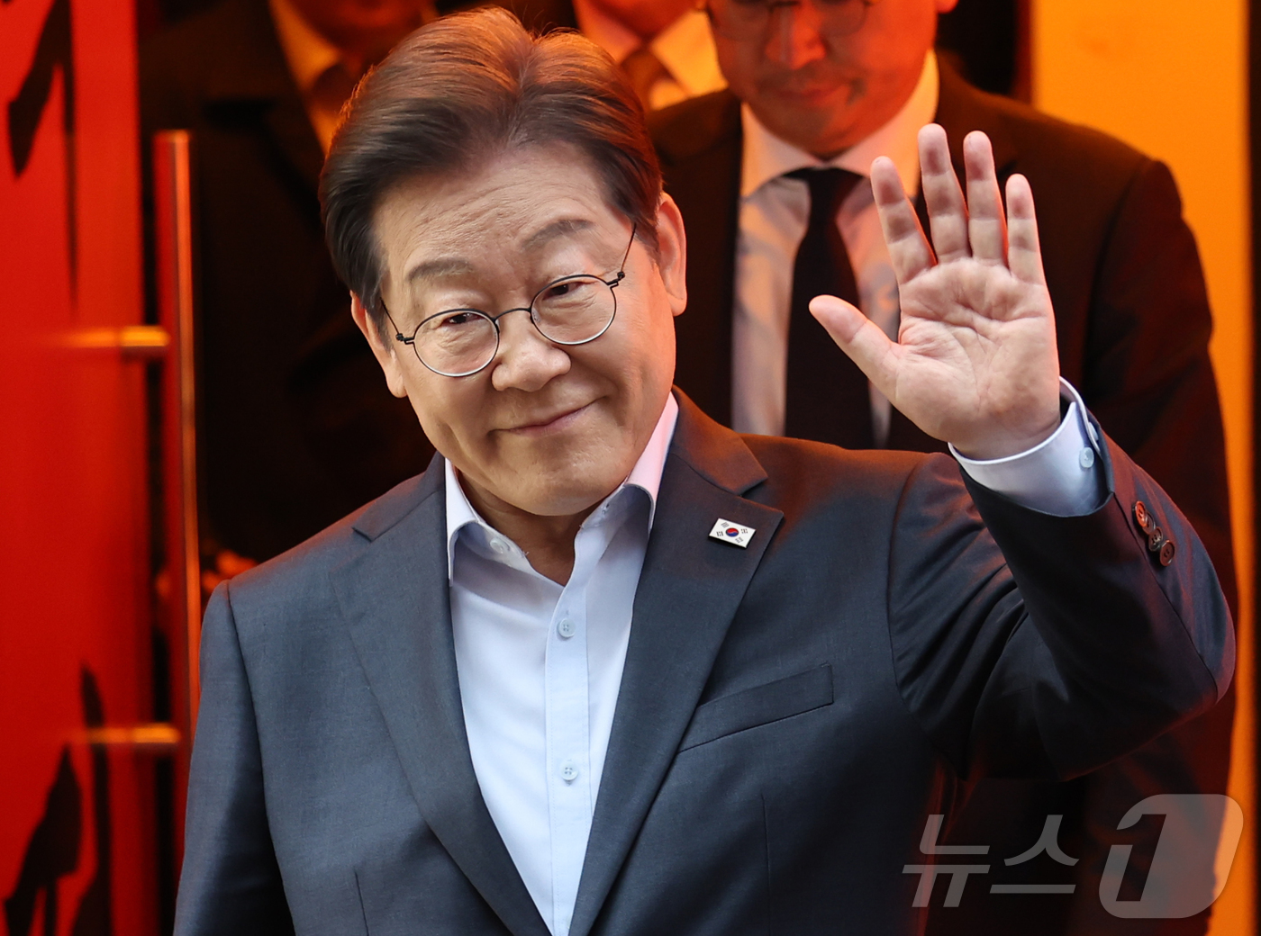 (서울=뉴스1) 이재명 기자 = 이재명 더불어민주당 대통령 후보가 1일 서울 종로구의 한 포차 식당에서 '당신의 하루를 만드는, 보이지 않는 영웅들'이란 주제로 열린 배달 라이더, …