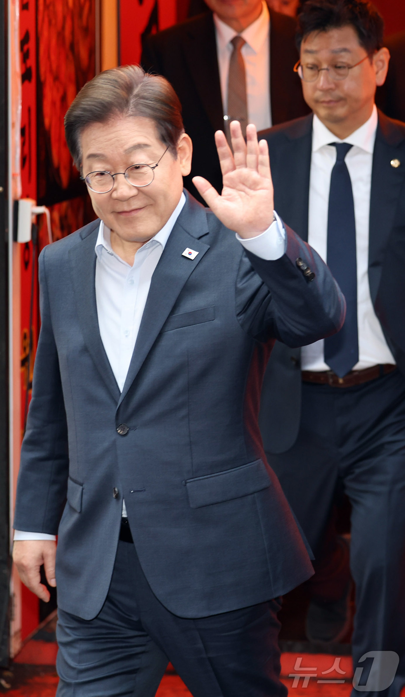 (서울=뉴스1) 이재명 기자 = 이재명 더불어민주당 대통령 후보가 1일 서울 종로구의 한 포차 식당에서 '당신의 하루를 만드는, 보이지 않는 영웅들'이란 주제로 열린 배달 라이더, …