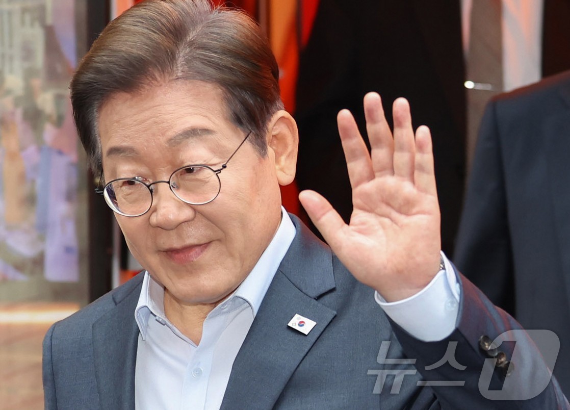 (서울=뉴스1) 이재명 기자 = 이재명 더불어민주당 대통령 후보가 1일 서울 종로구의 한 포차 식당에서 '당신의 하루를 만드는, 보이지 않는 영웅들'이란 주제로 열린 배달 라이더, …