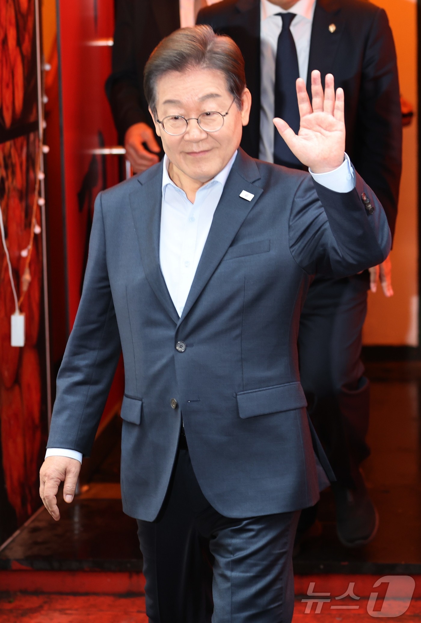 (서울=뉴스1) 이재명 기자 = 이재명 더불어민주당 대통령 후보가 1일 서울 종로구의 한 포차 식당에서 '당신의 하루를 만드는, 보이지 않는 영웅들'이란 주제로 열린 배달 라이더, …