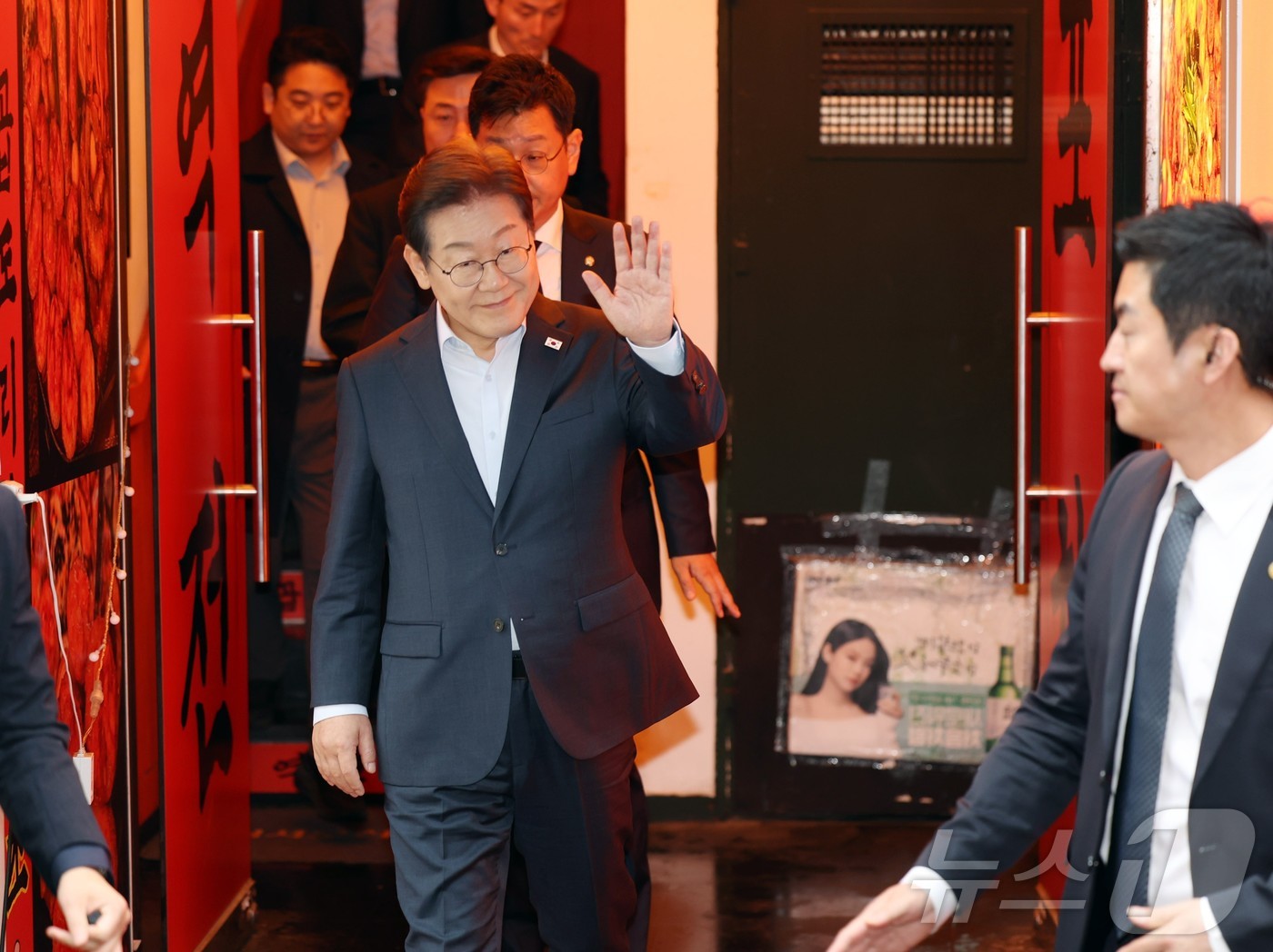 (서울=뉴스1) 이재명 기자 = 이재명 더불어민주당 대통령 후보가 1일 서울 종로구의 한 포차 식당에서 '당신의 하루를 만드는, 보이지 않는 영웅들'이란 주제로 열린 배달 라이더, …