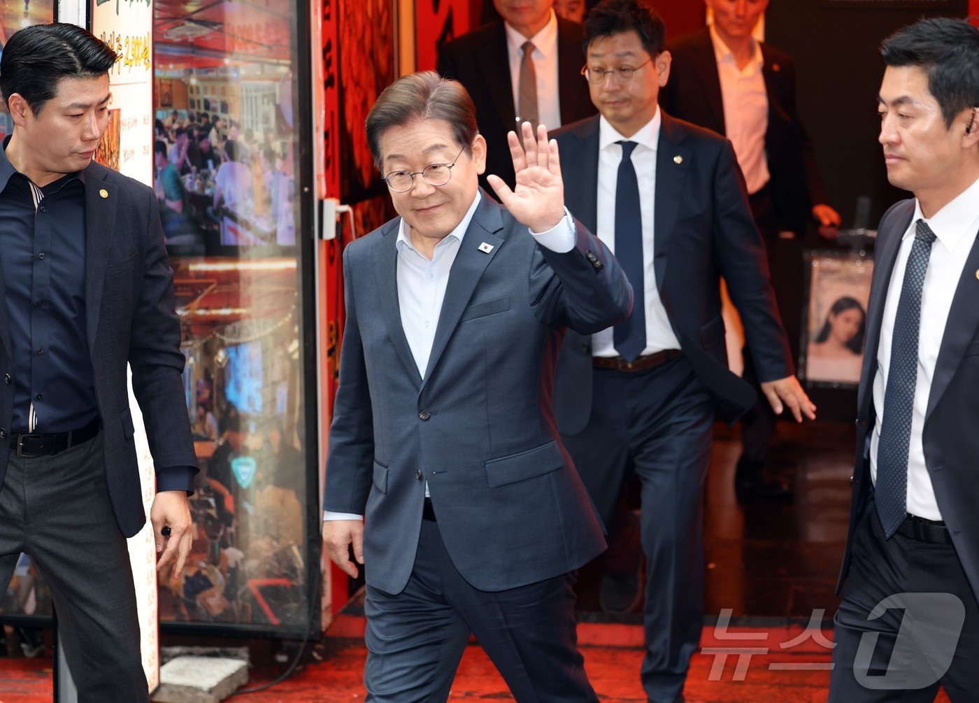 (서울=뉴스1) 이재명 기자 = 이재명 더불어민주당 대통령 후보가 1일 서울 종로구의 한 포차 식당에서 '당신의 하루를 만드는, 보이지 않는 영웅들'이란 주제로 열린 배달 라이더, …