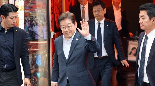 손인사 하며 나오는 이재명 후보