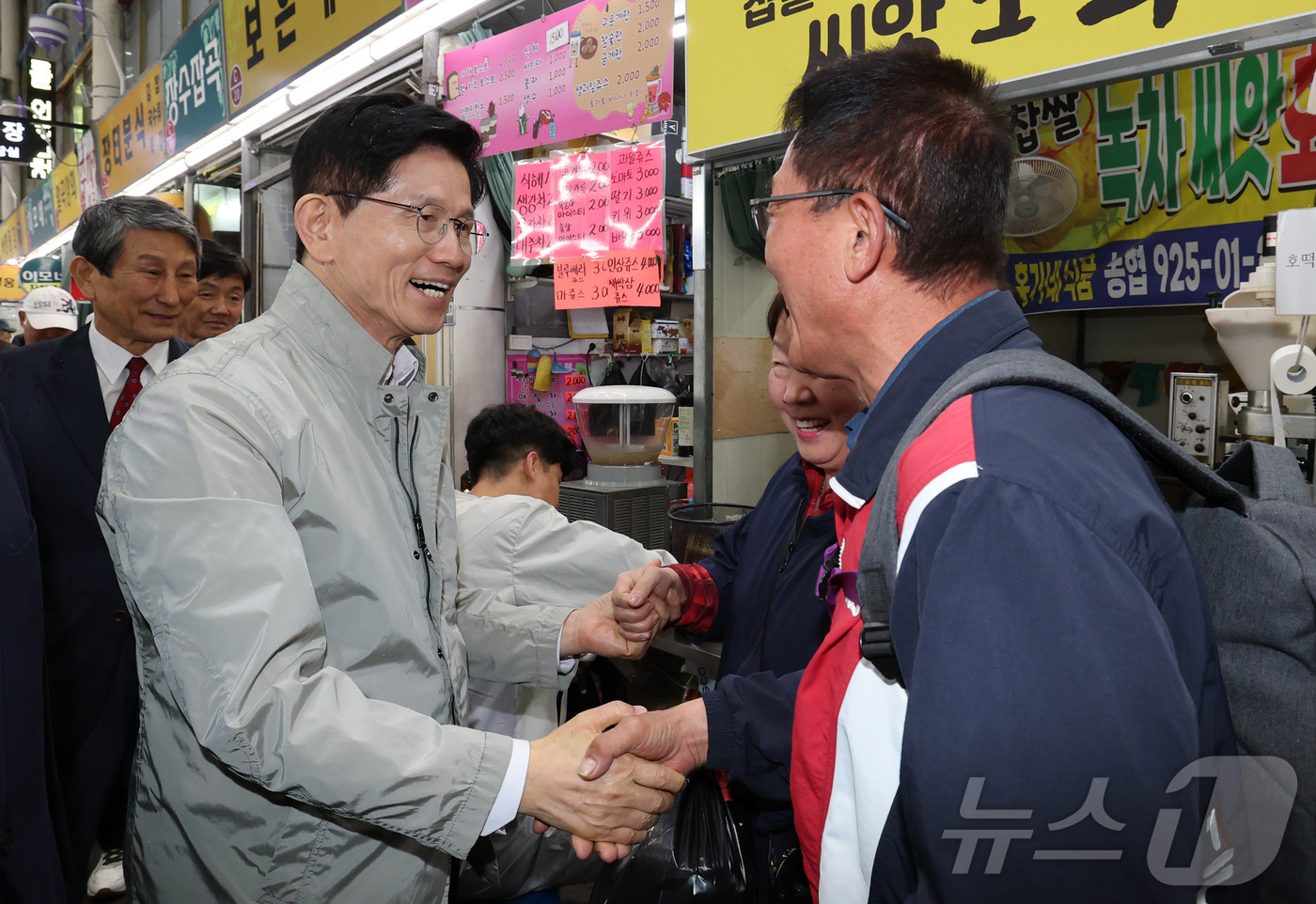 (대전=뉴스1) 김기태 기자 = 김문수 국민의힘 대선 경선 후보가 1일 대전 중앙시장을 찾아 상인과 포즈를 취하고 있다. 2025.5.1/뉴스1