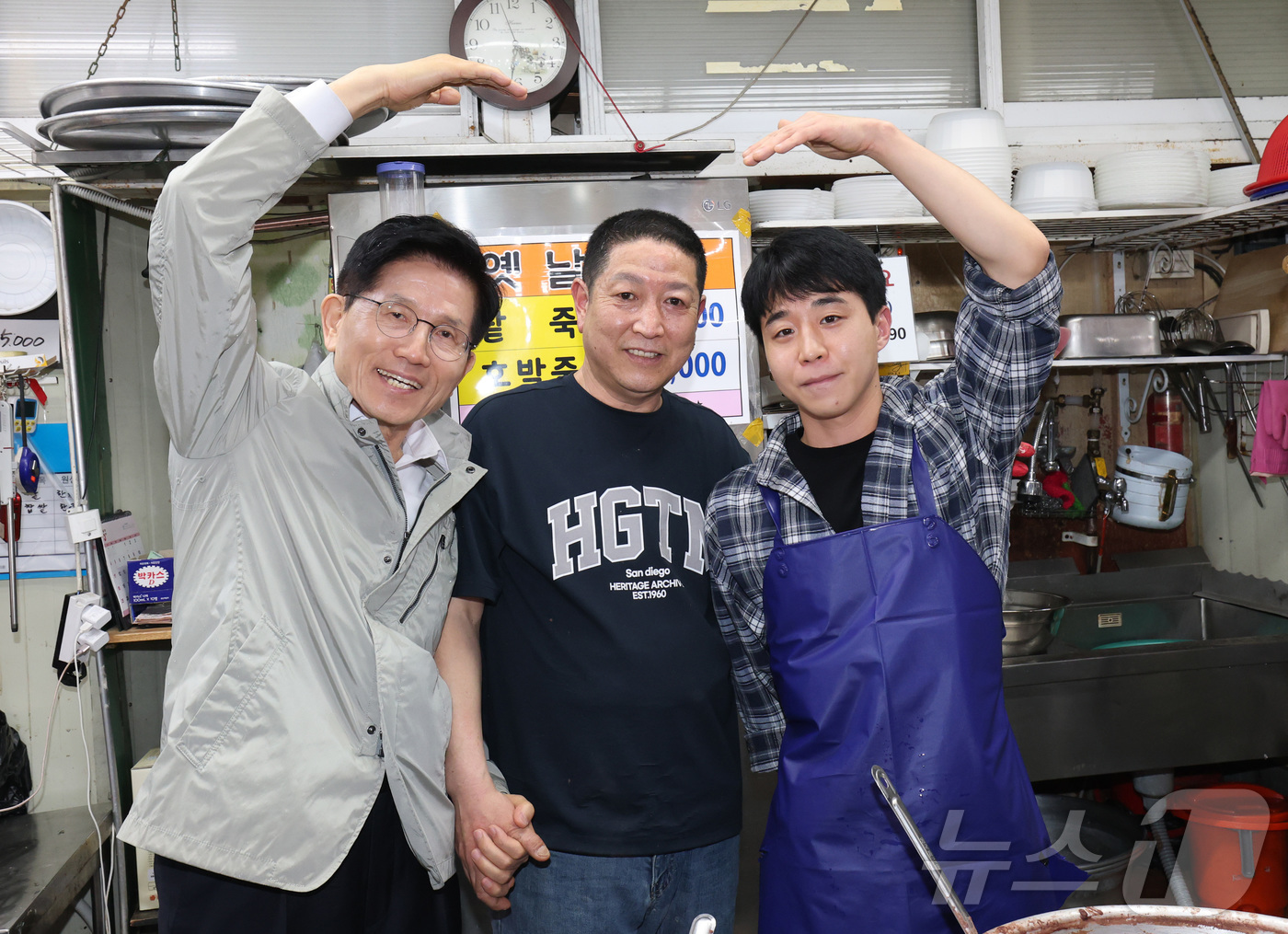 (대전=뉴스1) 김기태 기자 = 김문수 국민의힘 대선 경선 후보가 1일 대전 중앙시장을 찾아 상인과 포즈를 취하고 있다. 2025.5.1/뉴스1