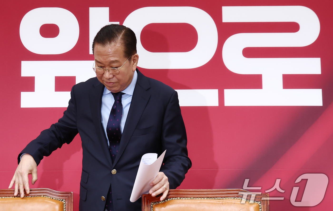 (서울=뉴스1) 김민지 기자 = 권영세 국민의힘 비상대책위원장이 1일 서울 여의도 국회에서 이재명 더불어민주당 대통령 후보 선거법 위반 대법원 파기환송 판결 관련 기자회견을 하기 …