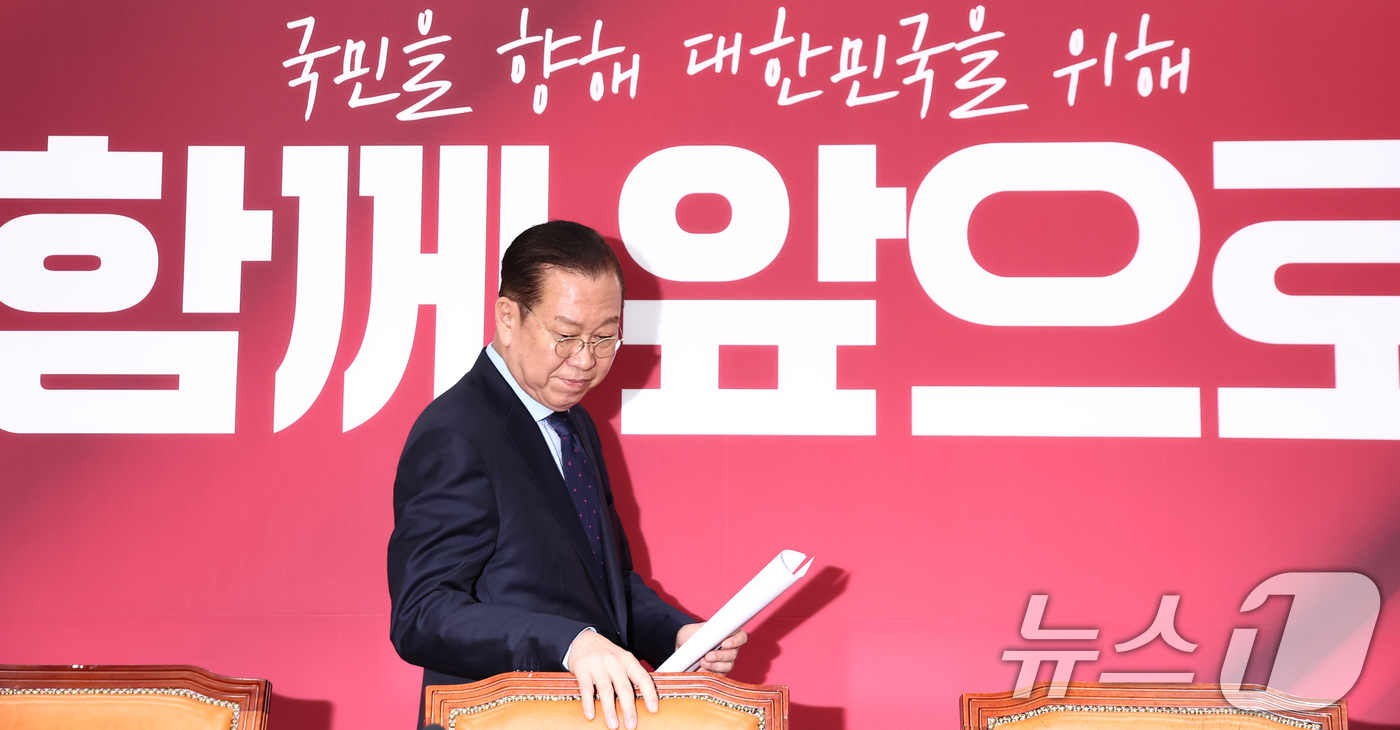 (서울=뉴스1) 김민지 기자 = 권영세 국민의힘 비상대책위원장이 1일 서울 여의도 국회에서 이재명 더불어민주당 대통령 후보 선거법 위반 대법원 파기환송 판결 관련 기자회견을 하기 …