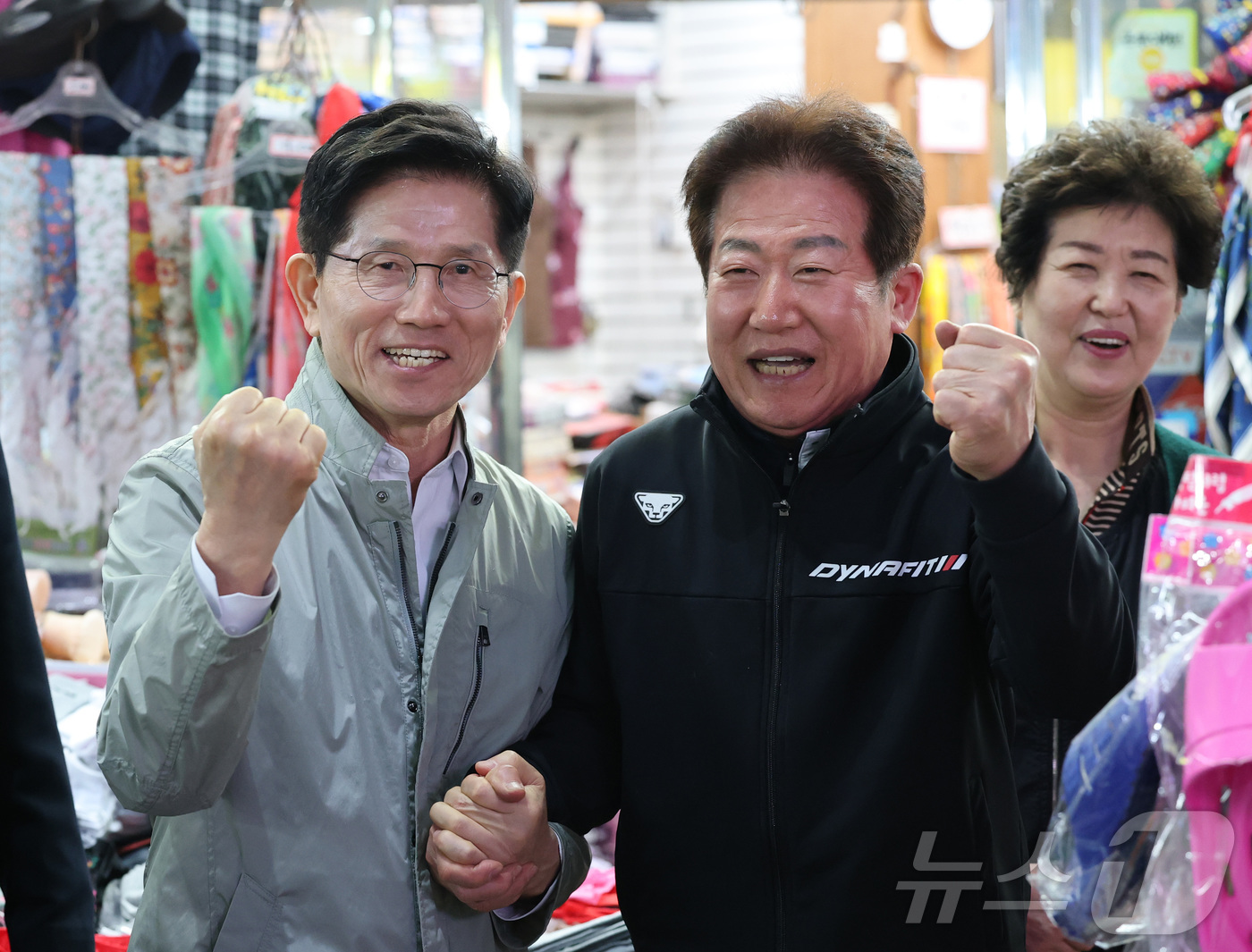 (대전=뉴스1) 김기태 기자 = 김문수 국민의힘 대선 경선 후보가 1일 대전 중앙시장을 찾아 상인과 파이팅을 하고 있다. 2025.5.1/뉴스1