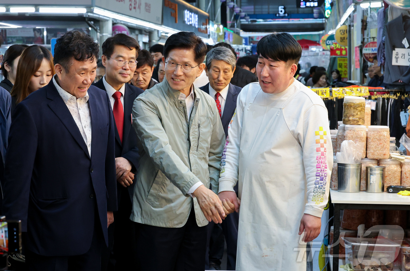 (대전=뉴스1) 김기태 기자 = 김문수 국민의힘 대선 경선 후보가 1일 대전 중앙시장을 찾아 상인과 포즈를 취하고 있다. 2025.5.1/뉴스1