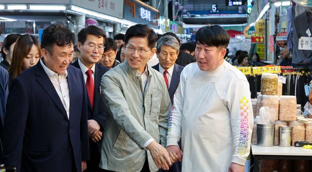상인과 대화하는 김문수 후보