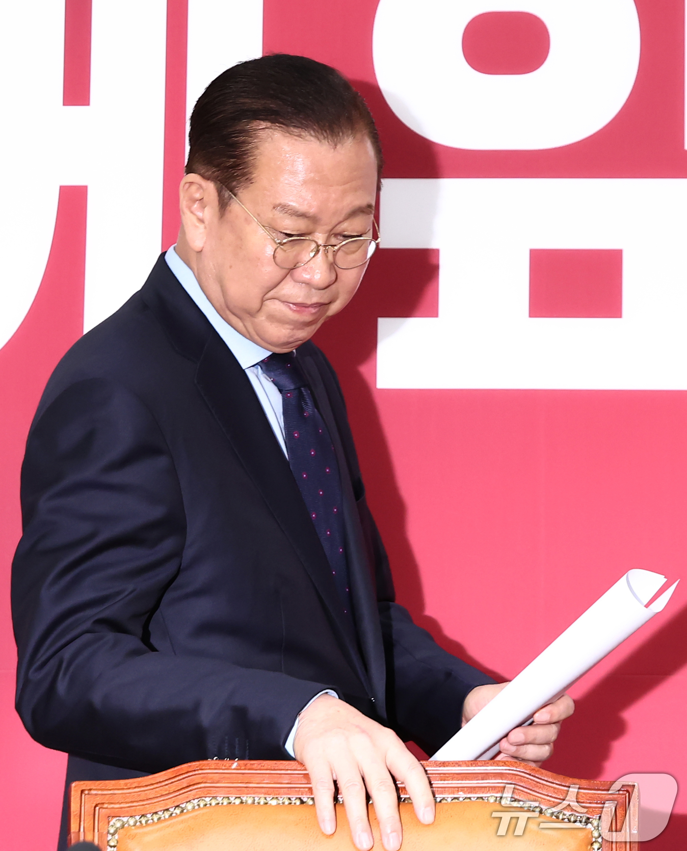 (서울=뉴스1) 김민지 기자 = 권영세 국민의힘 비상대책위원장이 1일 서울 여의도 국회에서 이재명 더불어민주당 대통령 후보 선거법 위반 대법원 파기환송 판결 관련 기자회견을 하기 …