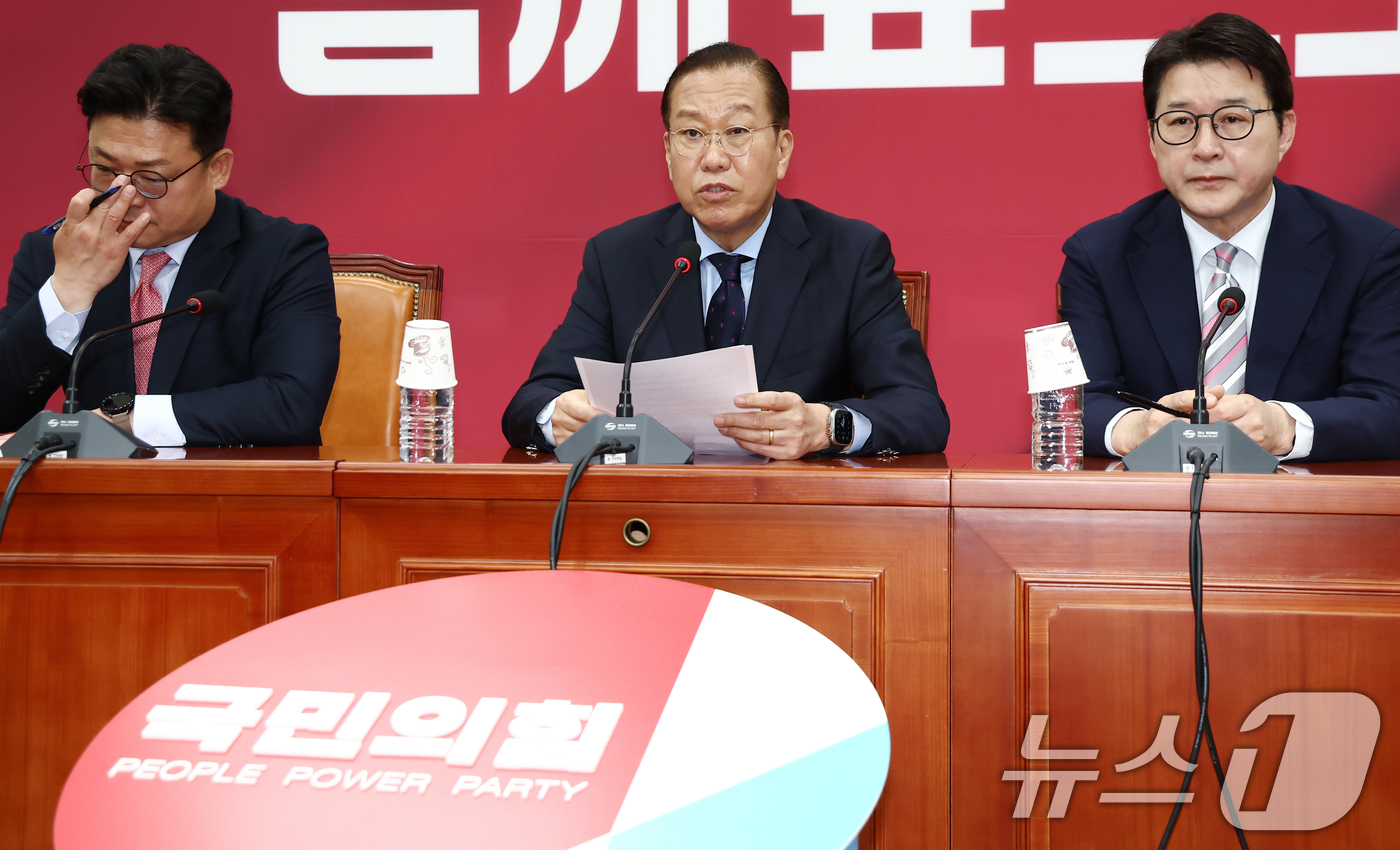 (서울=뉴스1) 김민지 기자 = 권영세 국민의힘 비상대책위원장이 1일 서울 여의도 국회에서 이재명 더불어민주당 대통령 후보 선거법 위반 대법원 파기환송 판결 관련 기자회견을 하고 …