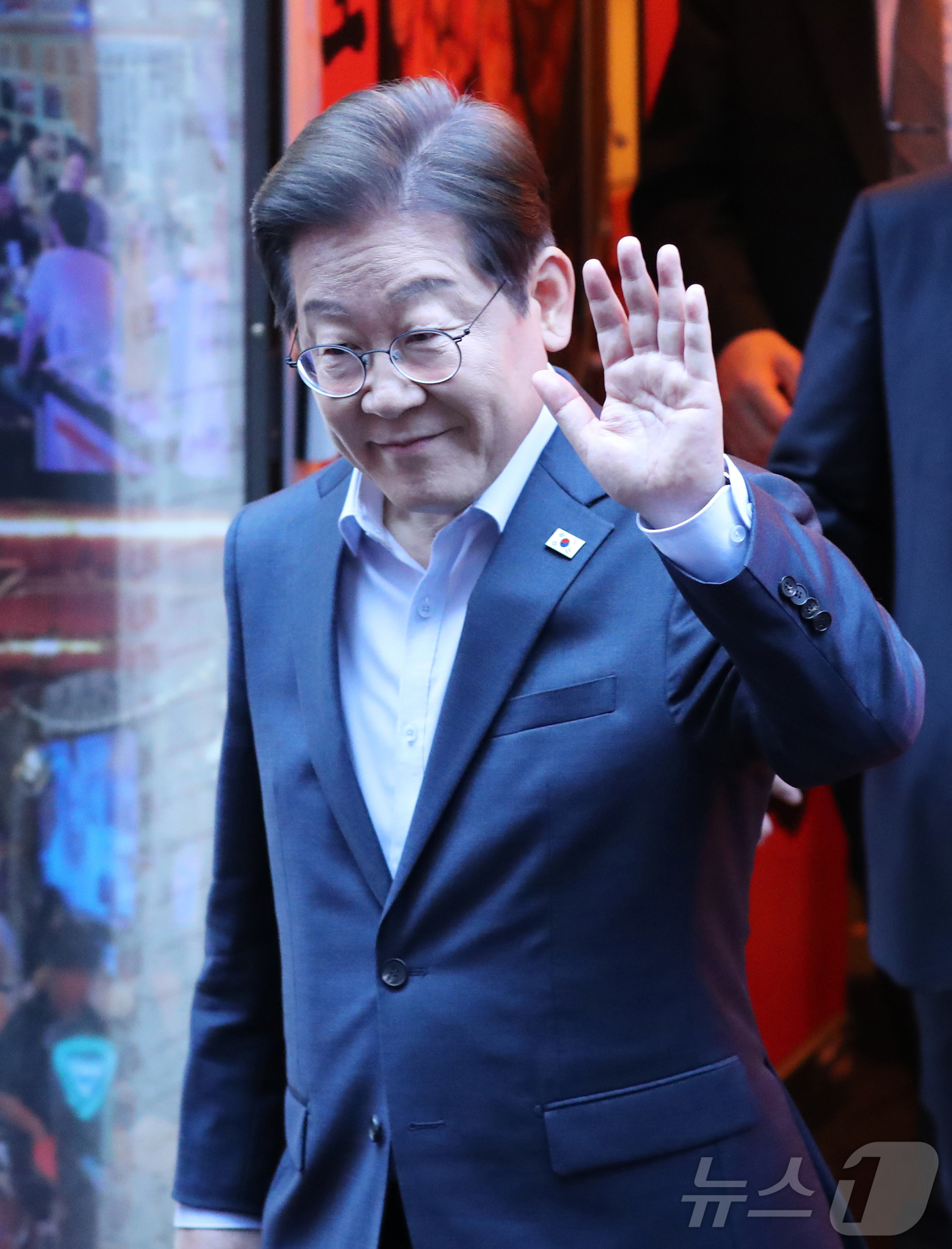 (서울=뉴스1) 이재명 기자 = 이재명 더불어민주당 대통령 후보가 1일 서울 종로구의 한 포차 식당에서 '당신의 하루를 만드는, 보이지 않는 영웅들'이란 주제로 열린 배달 라이더, …