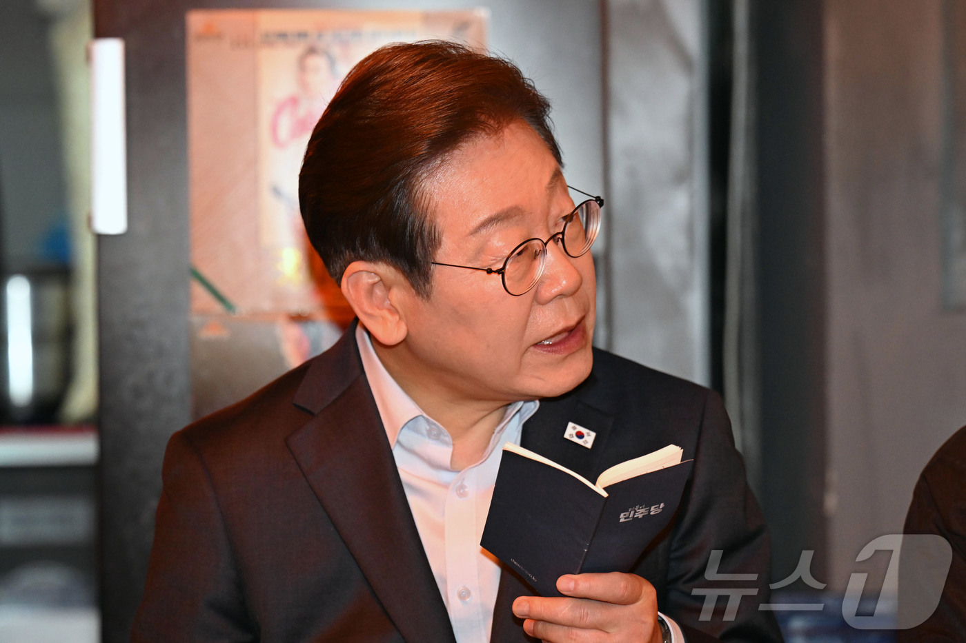 (서울=뉴스1) 이재명 기자 = 이재명 더불어민주당 대통령 후보가 1일 서울 종로구의 한 음식점에서 열린 비전형 노동자 간담회에 참석해 발언하고 있다. (공동취재) 2025.5.1 …