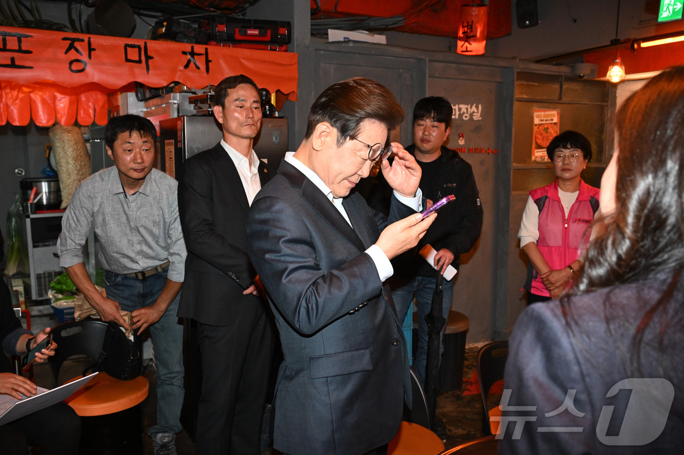 (서울=뉴스1) 이재명 기자 = 이재명 더불어민주당 대통령 후보가 1일 서울 종로구의 한 음식점에서 열린 비전형 노동자 간담회에 참석해 발언하고 있다. (공동취재) 2025.5.1 …