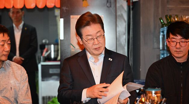 자료 살피는 이재명 후보