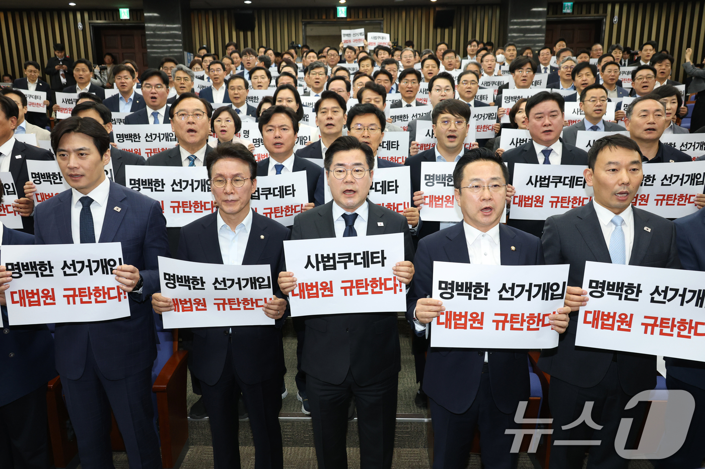 (서울=뉴스1) 이광호 기자 = 더불어민주당 21대 대선 상임 총괄선대위원장인 박찬대 당대표 직무대행 겸 원내대표와 의원들이 1일 오후 서울 여의도 국회에서 열린 긴급 의원총회에서 …