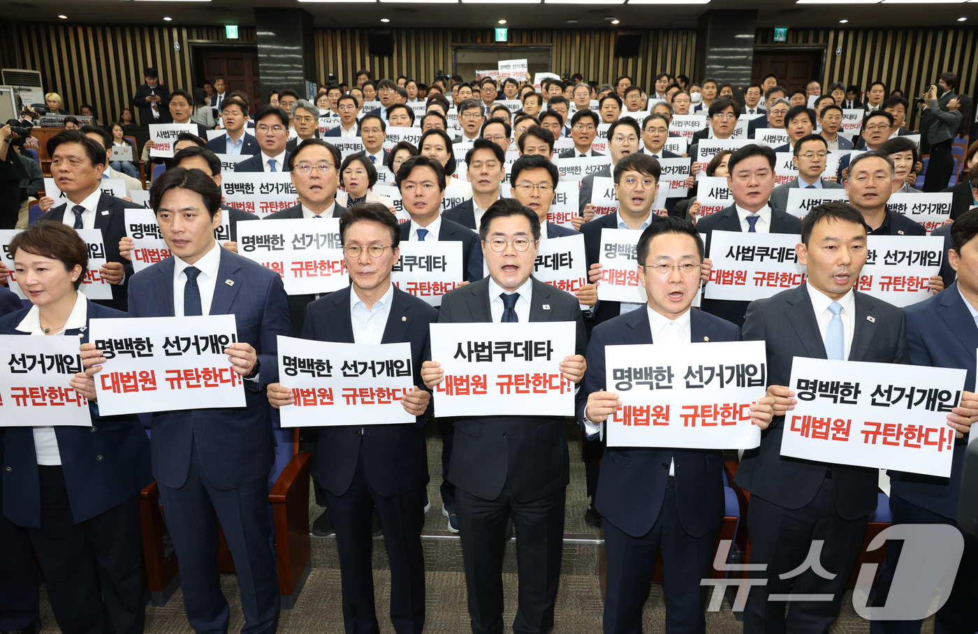 (서울=뉴스1) 이광호 기자 = 더불어민주당 21대 대선 상임 총괄선대위원장인 박찬대 당대표 직무대행 겸 원내대표와 의원들이 1일 오후 서울 여의도 국회에서 열린 긴급 의원총회에서 …