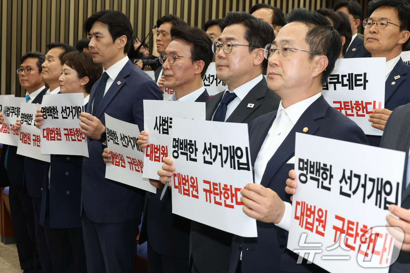 (서울=뉴스1) 이광호 기자 = 더불어민주당 21대 대선 상임 총괄선대위원장인 박찬대 당대표 직무대행 겸 원내대표와 의원들이 1일 오후 서울 여의도 국회에서 열린 긴급 의원총회에서 …