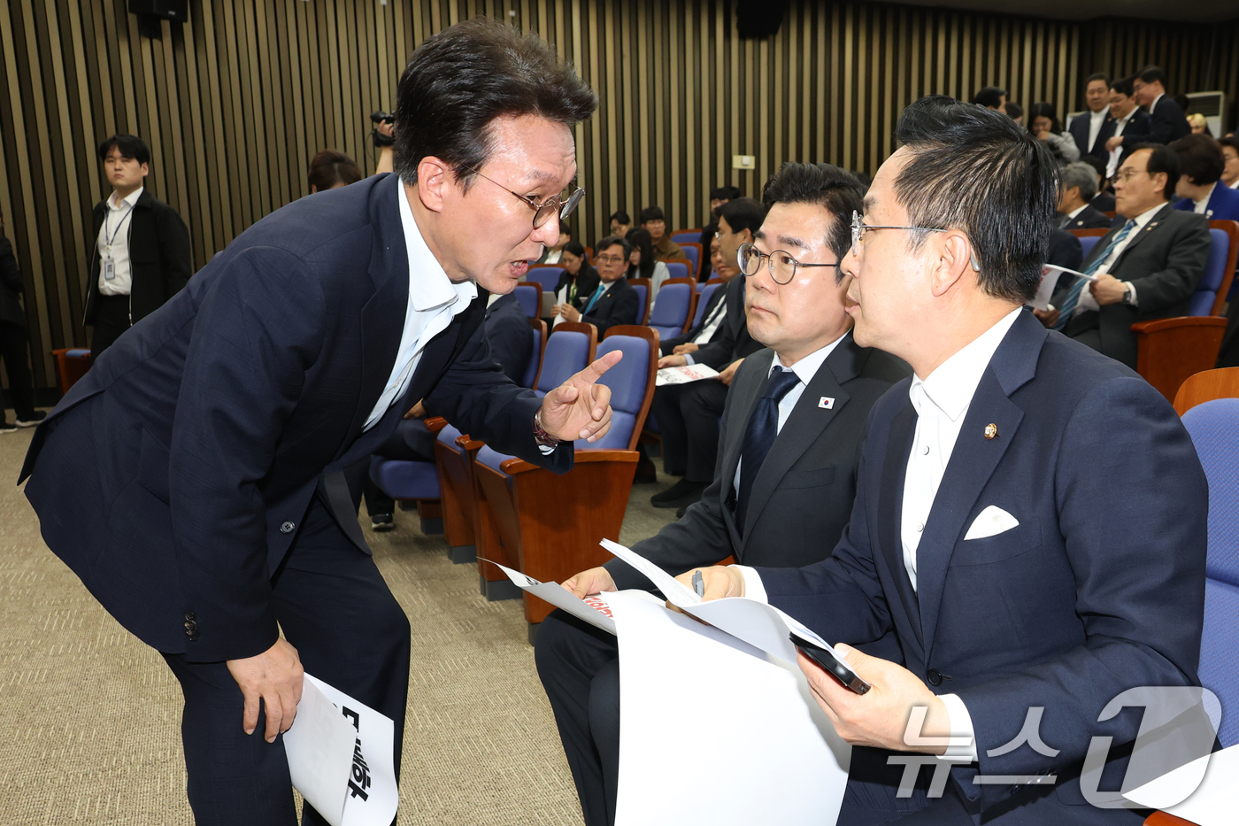 (서울=뉴스1) 이광호 기자 = 박찬대 더불어민주당 대표 직무대행 겸 원내대표와 박성준 원내수석부대표, 김민석 최고위원이 1일 오후 서울 여의도 국회에서 열린 긴급 의원총회에서 대 …