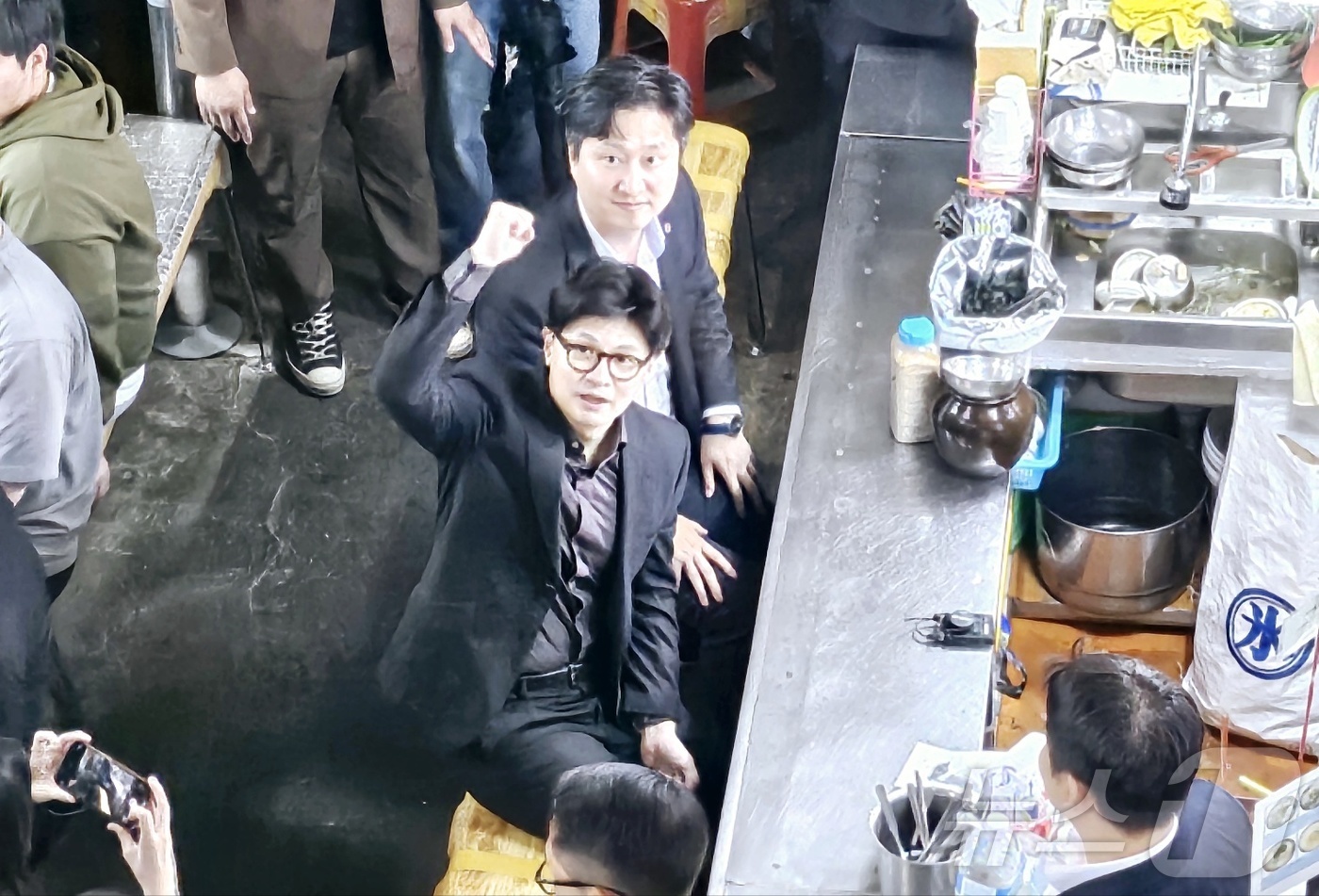 (대구=뉴스1) 남승렬 기자 = 국민의힘 대선 후보 선출을 이틀 앞둔 1일 한동훈 국민의힘 대선 경선 후보가 대구 중구 대신동 서문시장을 찾아 시민과 소통하는 시간을 갖고 있다. …