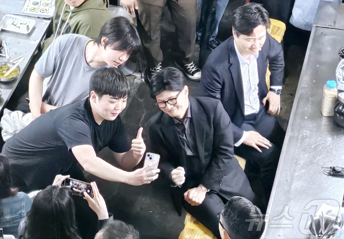 (대구=뉴스1) 남승렬 기자 = 국민의힘 대선 후보 선출을 이틀 앞둔 1일 한동훈 국민의힘 대선 경선 후보가 대구 중구 대신동 서문시장을 찾아 시민과 소통하는 시간을 갖고 있다. …