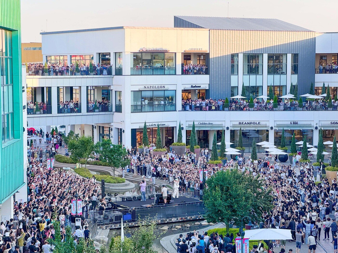 본문 이미지 - 현대프리미엄아울렛 김포점 슈퍼스테이지 콘서트 현장사진(현대백화점 제공)