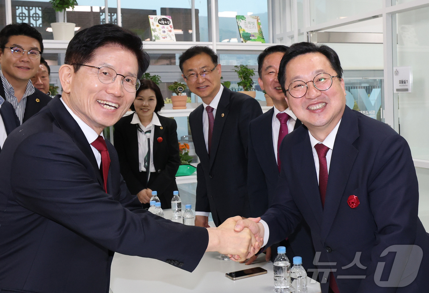 (대전=뉴스1) 김기태 기자 = 김문수 국민의힘 대선 경선 후보가 1일 대전 동구 동대전도서관에서 이장우 대전시장과 악수하고 있다. 2025.5.1/뉴스1