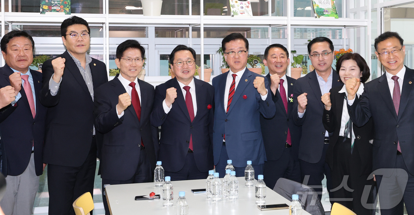 (대전=뉴스1) 김기태 기자 = 김문수 국민의힘 대선 경선 후보가 1일 대전 동구 동대전도서관에서 이장우 대전시장과 회동에 앞서 국민의힘 소속 구청장 시의원과 함께 포즈를 취하고 …