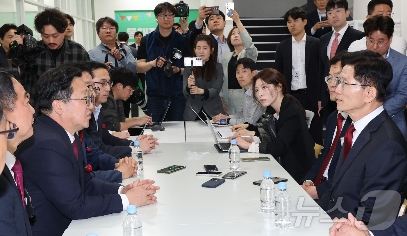 (대전=뉴스1) 김기태 기자 = 김문수 국민의힘 대선 경선 후보가 1일 대전 동구 동대전도서관에서 이장우 대전시장과 접견을 하고 있다. 2025.5.1/뉴스1