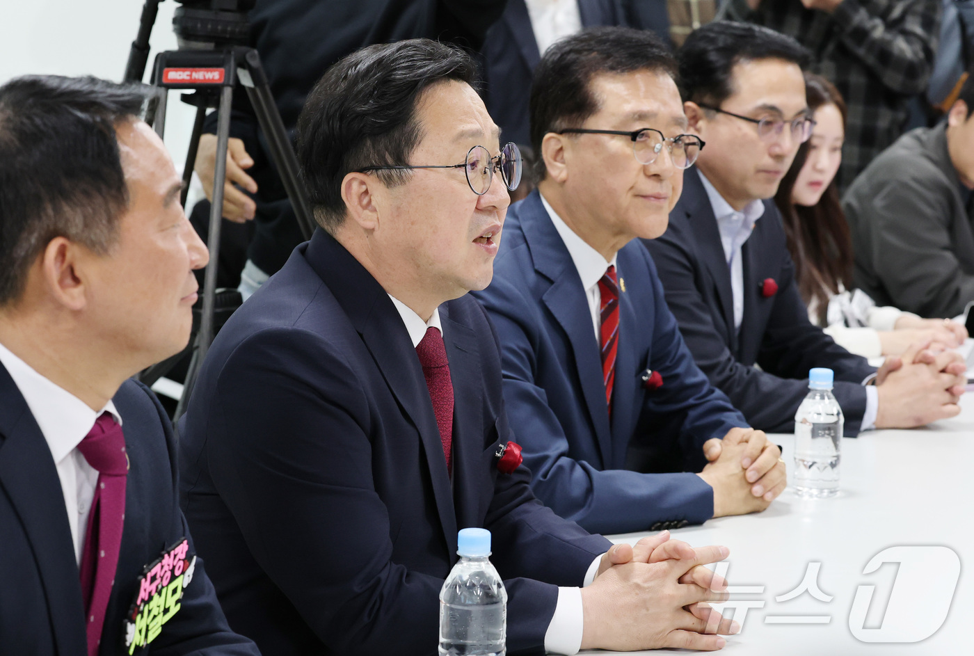 (대전=뉴스1) 김기태 기자 = 이장우 대전시장이 1일 대전 동구 동대전도서관에서 김문수 국민의힘 대선 경선 후보와 접견에서 발언하고 있다. 2025.5.1/뉴스1