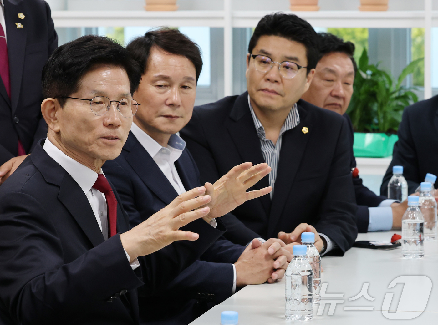 (대전=뉴스1) 김기태 기자 = 김문수 국민의힘 대선 경선 후보가 1일 대전 동구 동대전도서관에서 이장우 대전시장과 회동에서 발언하고 있다.  2025.5.1/뉴스1