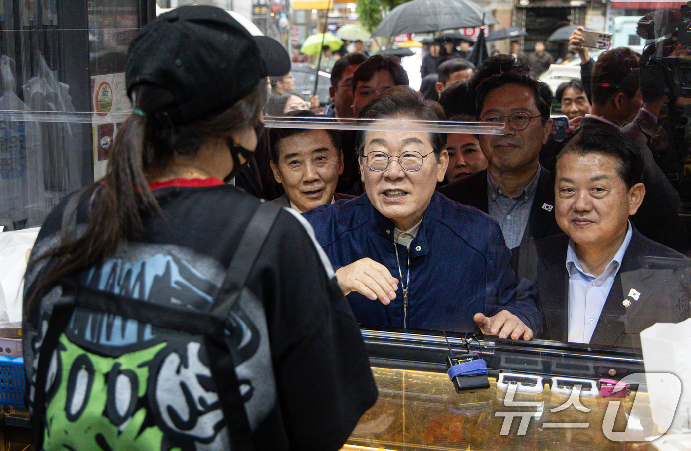 (포천=뉴스1) 이재명 기자 = 이재명 더불어민주당 대통령 후보가 1일 오후 경기도 포천시 신읍사거리 일대를 찾아 치킨집 사장과 대화하고 있다. 2025.5.1/뉴스1