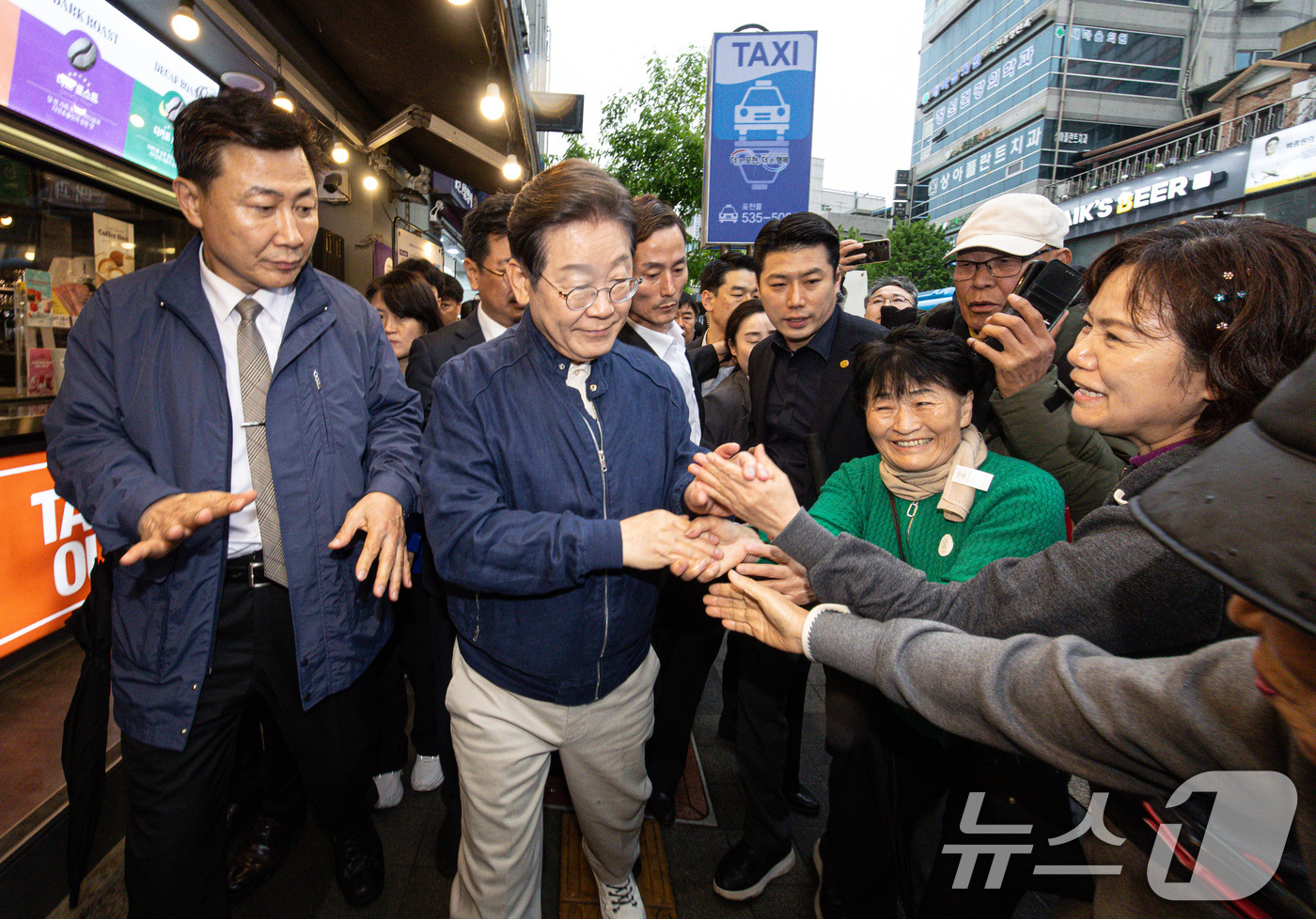 (포천=뉴스1) 이재명 기자 = 이재명 더불어민주당 대통령 후보가 1일 오후 경기도 포천시 신읍사거리 일대를 찾아 시민들과 인사하고 있다. 2025.5.1/뉴스1