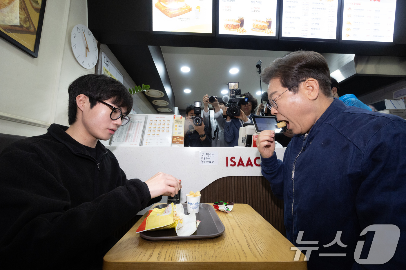 (포천=뉴스1) 이재명 기자 = 이재명 더불어민주당 대통령 후보가 1일 오후 경기도 포천시 신읍사거리 인근에 위치한 토스트 가게를 찾아 음식을 맛보고 있다. 2025.5.1/뉴스1 …