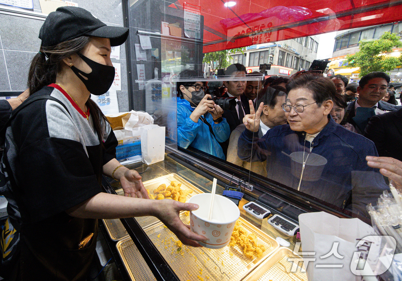 (포천=뉴스1) 이재명 기자 = 이재명 더불어민주당 대통령 후보가 1일 오후 경기도 포천시 신읍사거리 일대를 찾아 치킨집 사장님과 대화를 나누고 있다. 2025.5.1/뉴스1