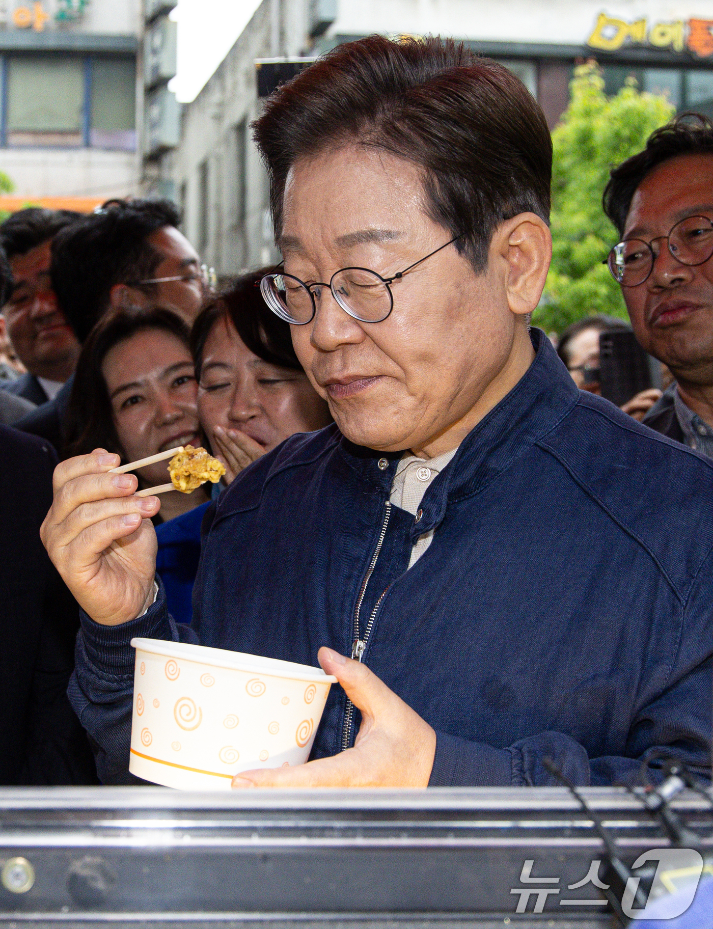 (포천=뉴스1) 이재명 기자 = 이재명 더불어민주당 대통령 후보가 1일 오후 경기도 포천시 신읍사거리 일대를 찾아 닭강정을 맛보고 있다. 2025.5.1/뉴스1