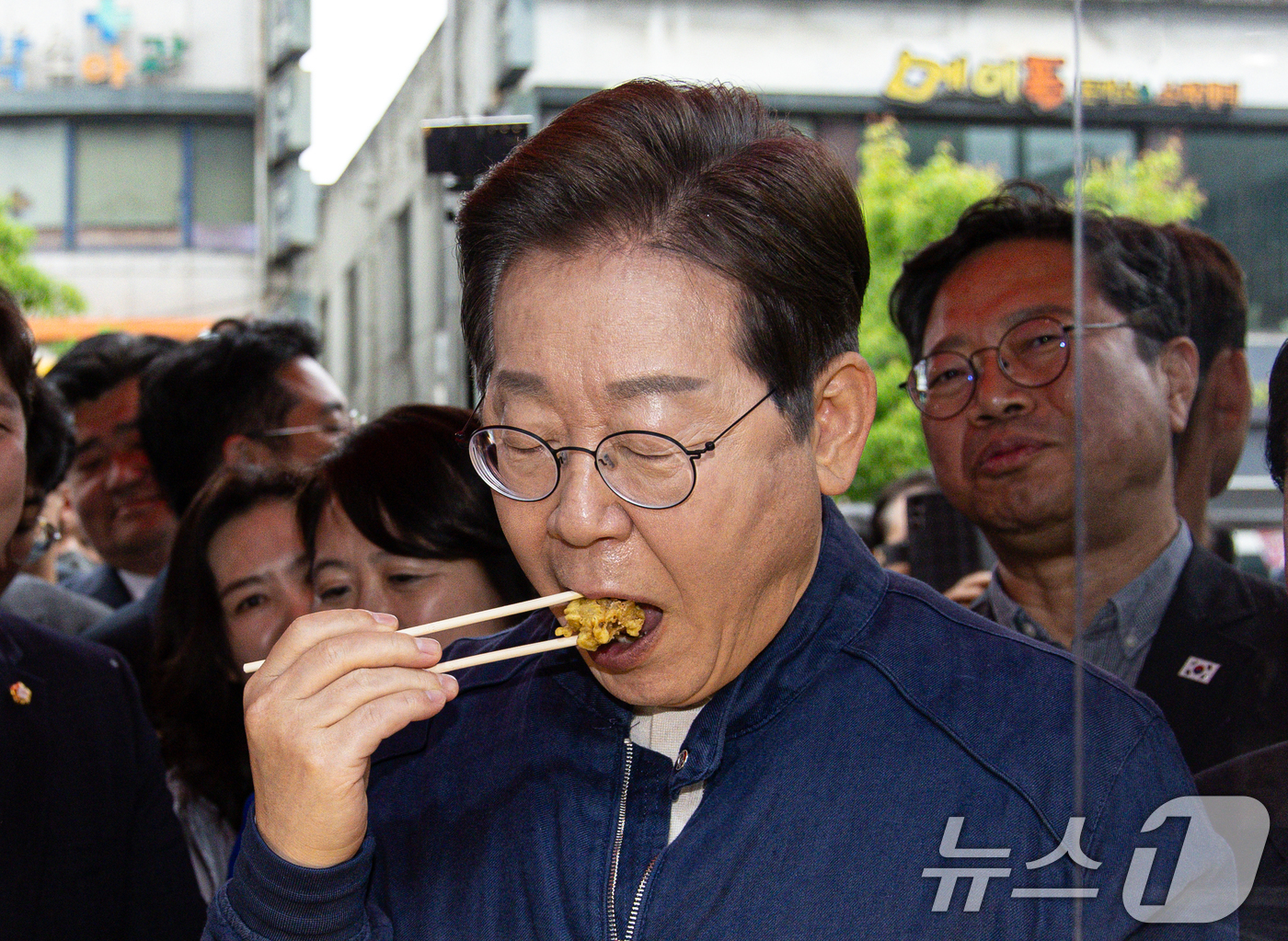 (포천=뉴스1) 이재명 기자 = 이재명 더불어민주당 대통령 후보가 1일 오후 경기도 포천시 신읍사거리 일대를 찾아 닭강정을 맛보고 있다. 2025.5.1/뉴스1