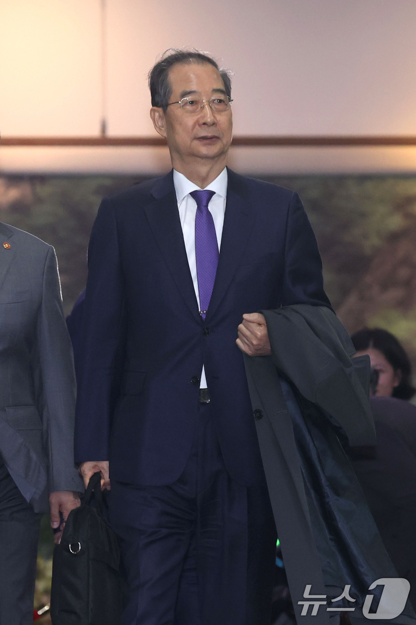 (서울=뉴스1) 임세영 기자 = 한덕수 대통령 권한대행 국무총리가 1일 오후 서울 종로구 정부서울청사에서 대국민담화를 통해 사퇴를 표명한 뒤 청사를 나서고 있다.  (공동취재) 2 …