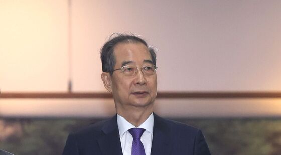 사퇴 표명 뒤 청사 나서는 한덕수 권한대행